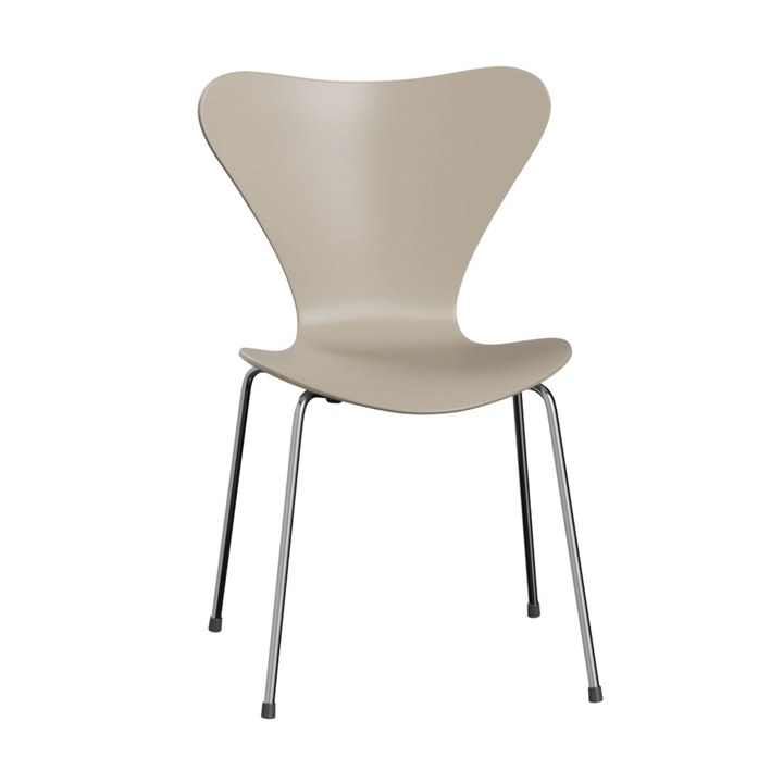 Syver stol af Arne Jacobsen fra Fritz Hansen i krom og beige