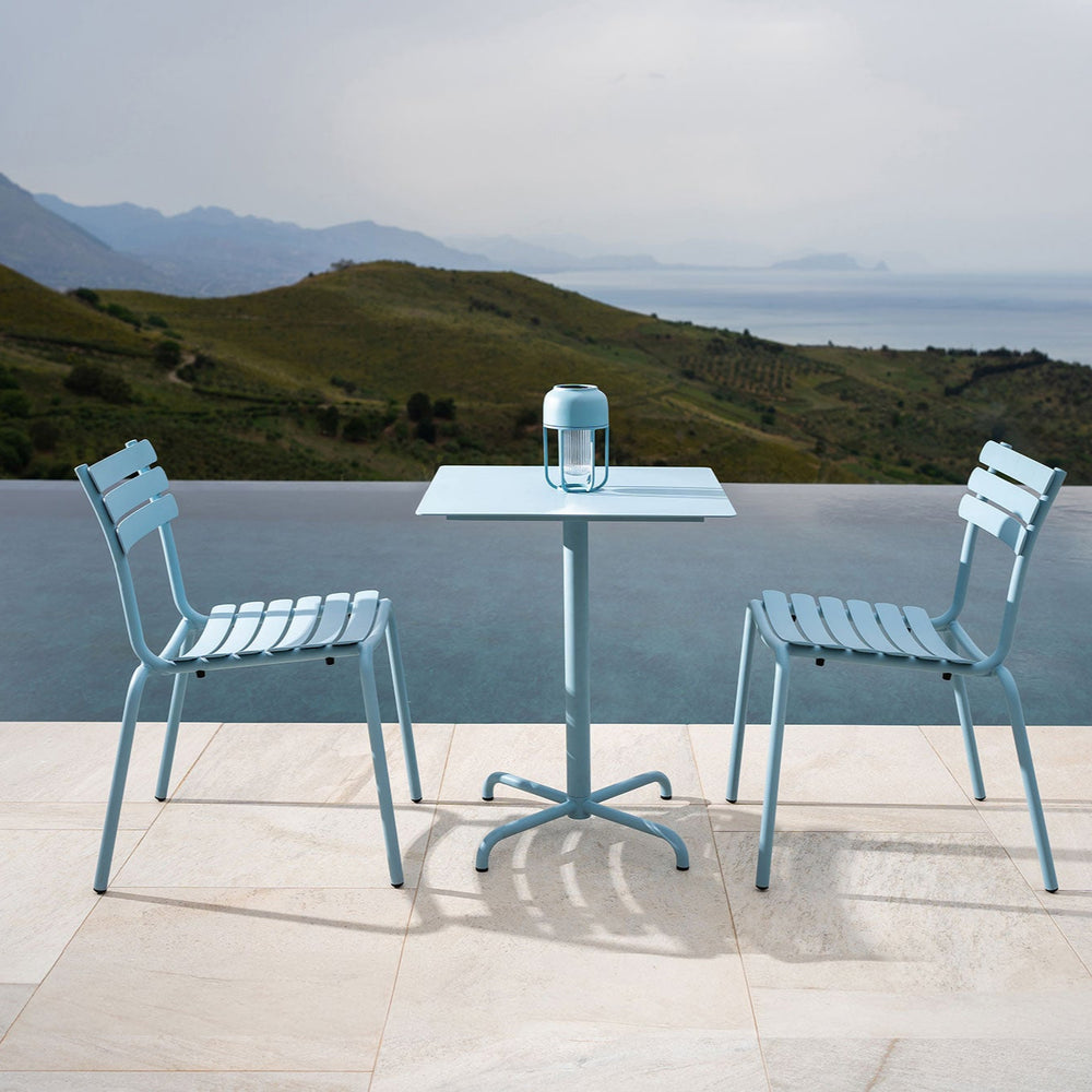 Udendørs spisestuestol fra Houe i modellen Alua. Stolen er i aluminium