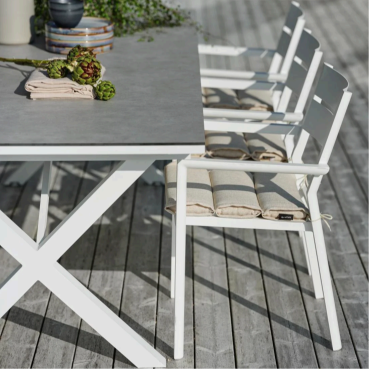 Close-up billede af havesæt fra Brafab i hvid