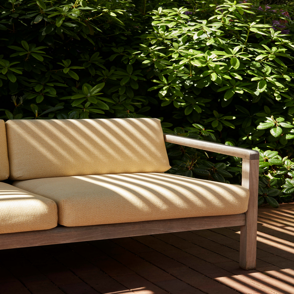 Loungesofa fra Skagerak med tilhørende hynder i forskellige farver. Flere variationer fåes hos Central Møbler