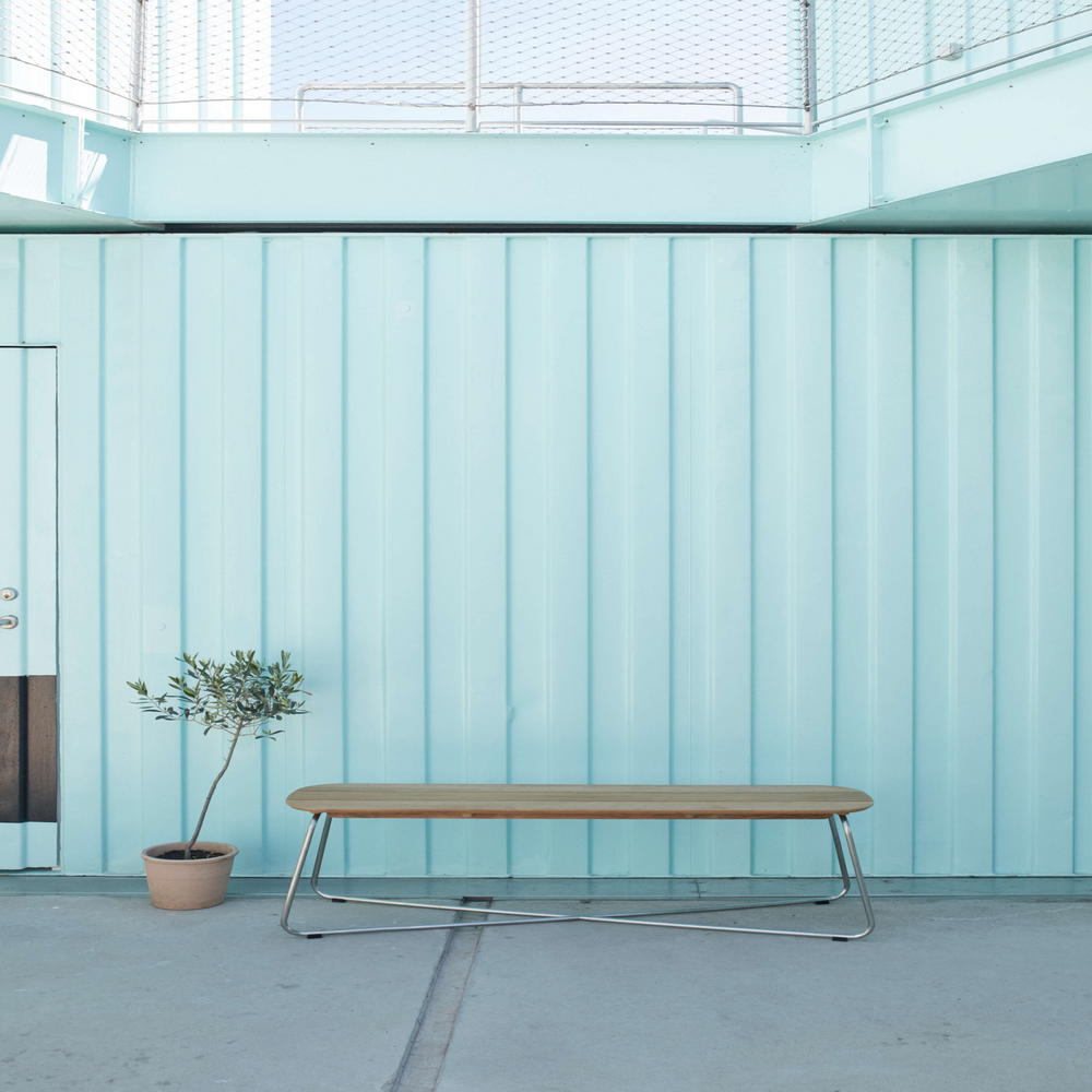 Lilben teak træ havebænk. Bænken har træ sæde og stål ben