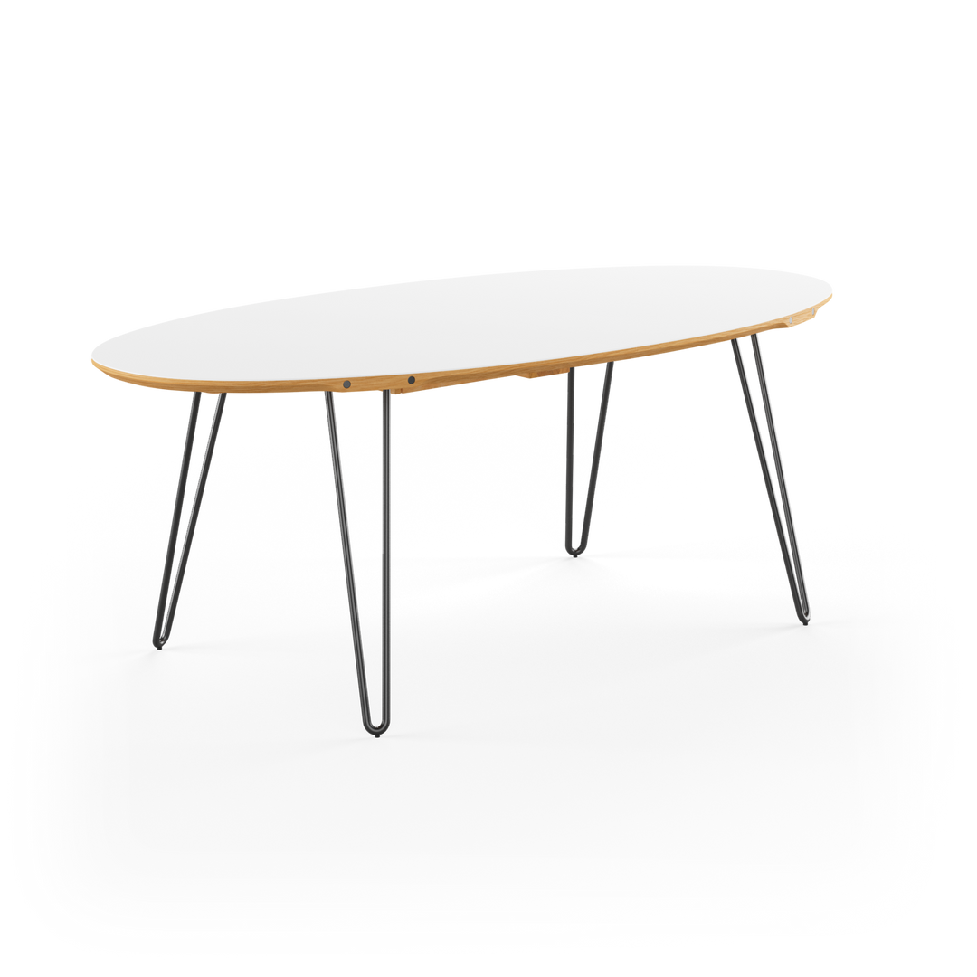 Ovalt spisebord fra Naver Collection. Bordet ses her med sorte ben, pulverlakeret hvid eg bordplade.