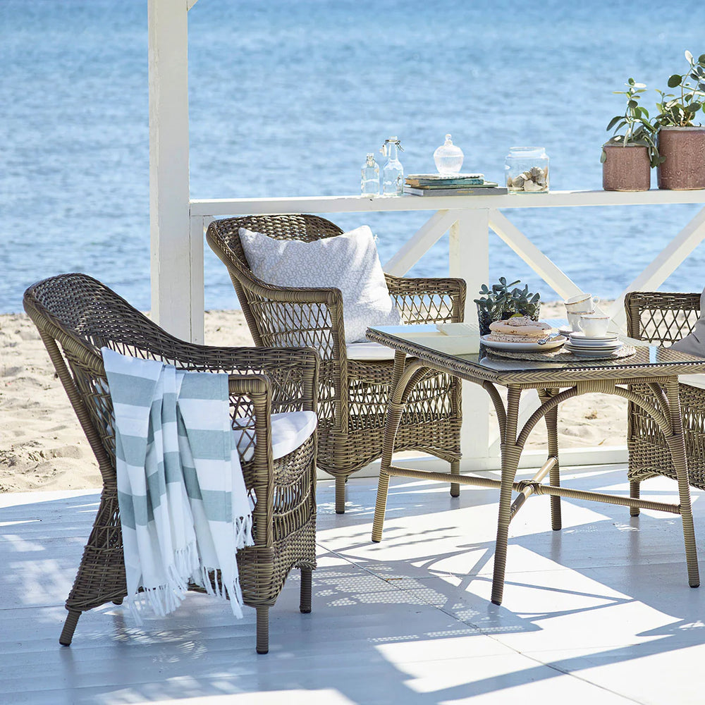 Udendørs havestol i mørkt bambus på en strand