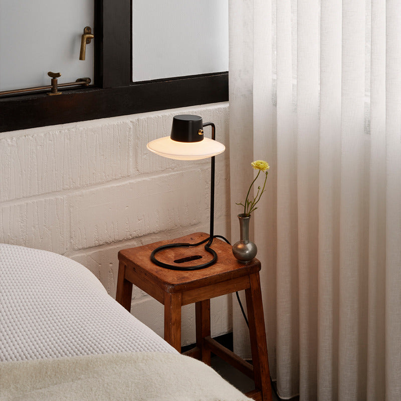 AJ Oxford bordlampe designet af Arne Jacobsen for Louis Poulsen i soveværelse på natbord
