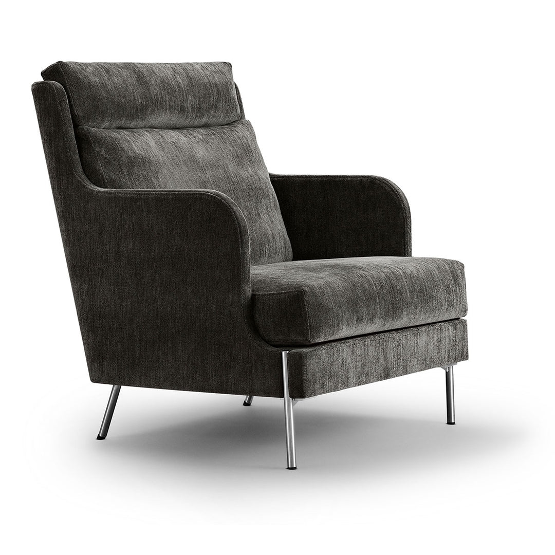 Eksklusiv lænestol fra Eilersen i gråt stof. Skaber perfekt komfort i stuen