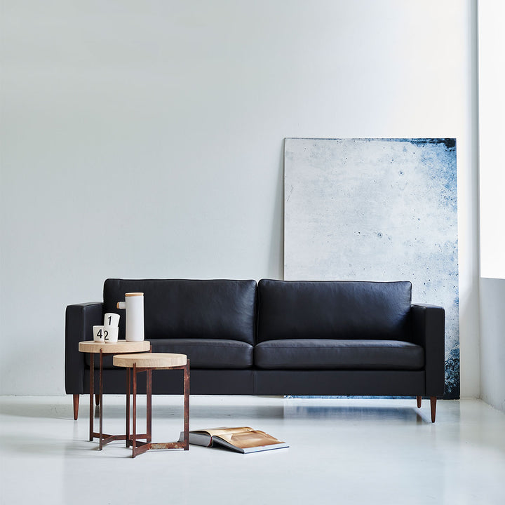 MH321 sofa fra Mogens Hansen i sort læder og stålben i stue