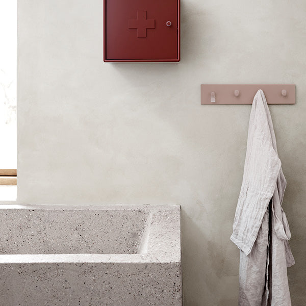 Knagerække fra Montana i farven Clay på badeværelse