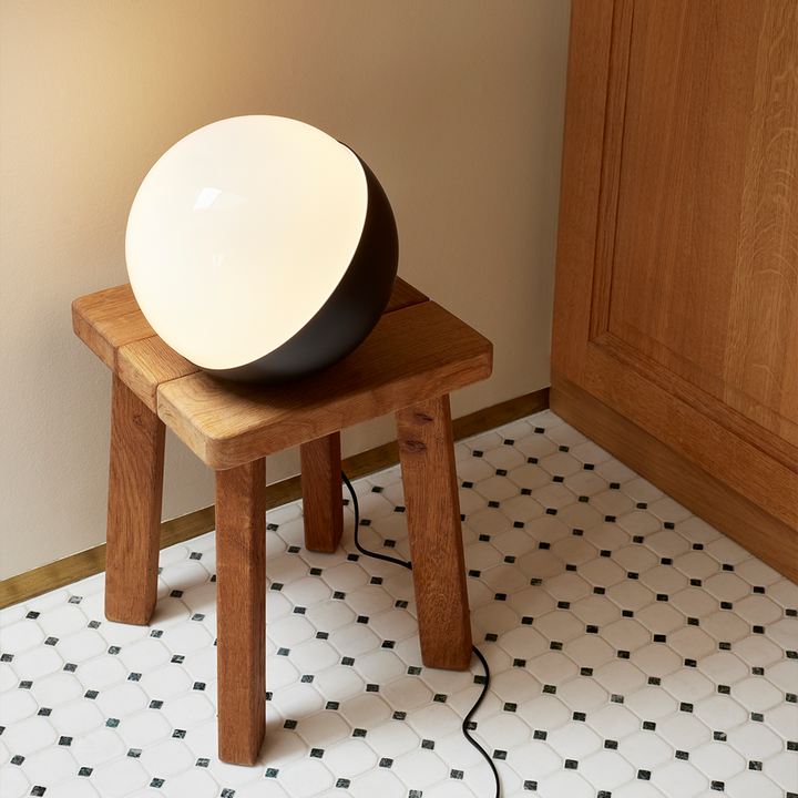 VL Studio bord- og gulvlampe i sort designet af Vilhelm Lauritzen for Louis Poulsen