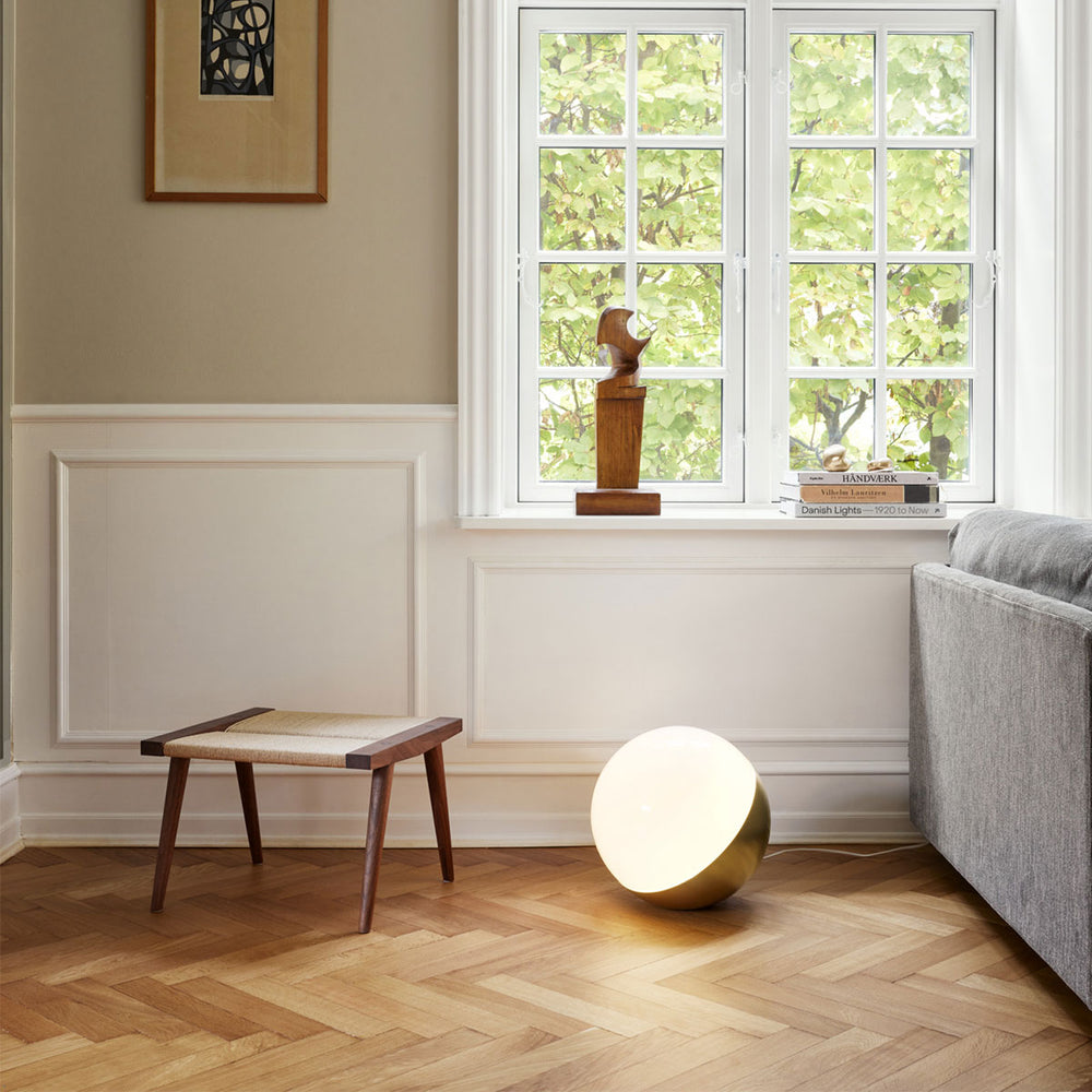 VL Studio bord- og gulvlampe i børstet messing designet af Vilhelm Lauritzen for Louis Poulsen i stue