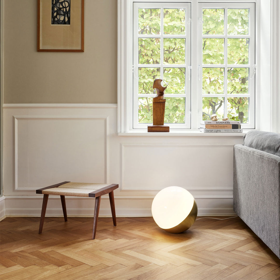 VL Studio bord- og gulvlampe i børstet messing designet af Vilhelm Lauritzen for Louis Poulsen i stue