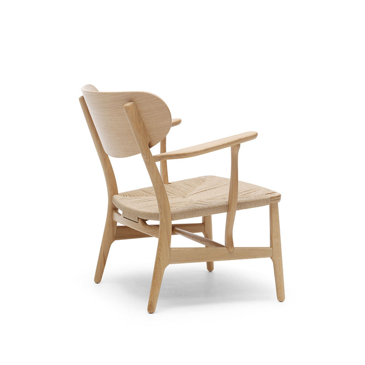 CH22 loungestole fra Carl Hansen & Søn med fletsæde i sæbebehandlet eg