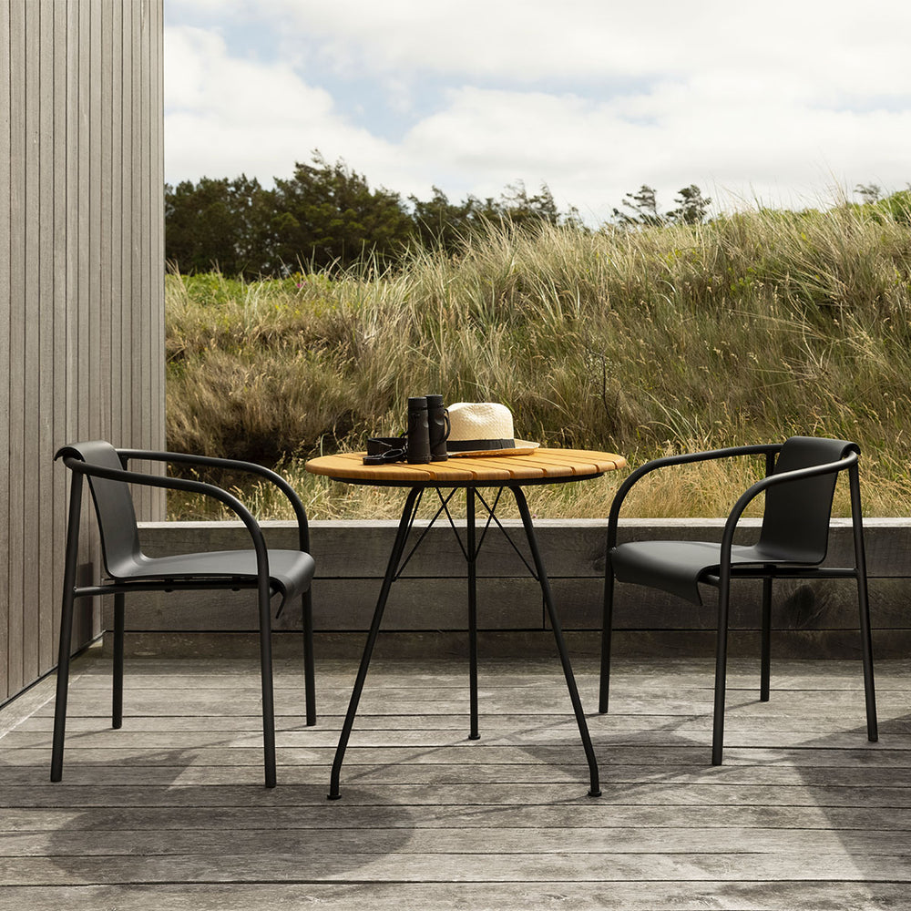 Nami havestol med armlæn fra Houe - Stolen fåes i forskellige farver, her ses olivengrøn.