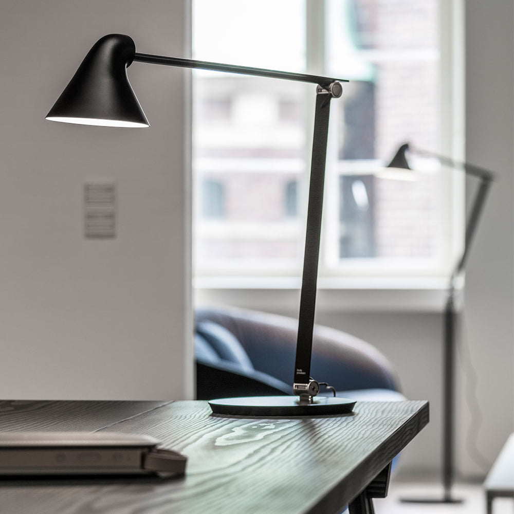 NJP bordlampe fra Louis Poulsen designet af Oki Sato og nendo design studio i Japan i sort på skrivebord
