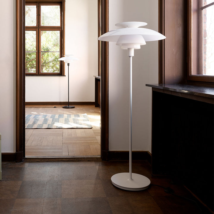 PH 80 gulvlampe designet af Poul Henningsen for Louis Poulsen i hvid i hjem