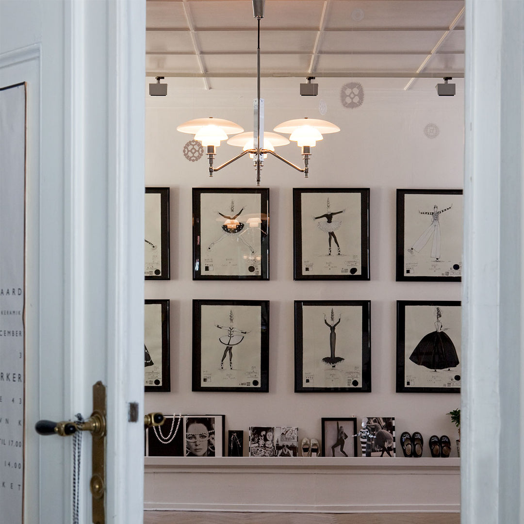 PH 3/2 akademi loftslampe fra Louis Poulsen i krom og opalglas i stue