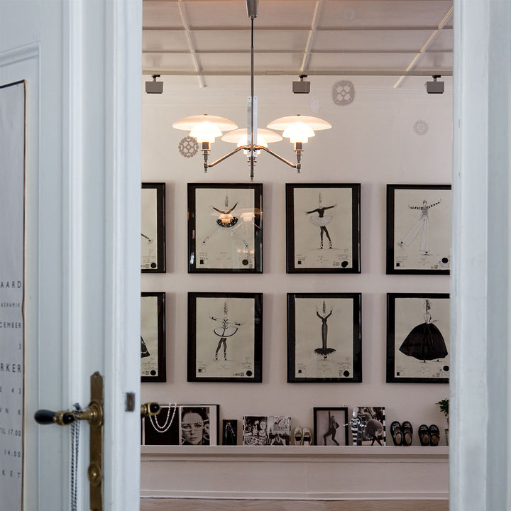 PH 3/2 akademi loftslampe fra Louis Poulsen i krom og opalglas i stue