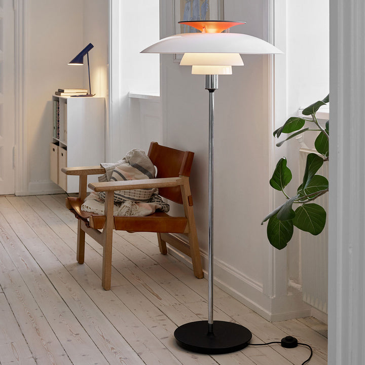 PH 80 gulvlampe designet af Poul Henningsen for Louis Poulsen i krom og hvid i stue
