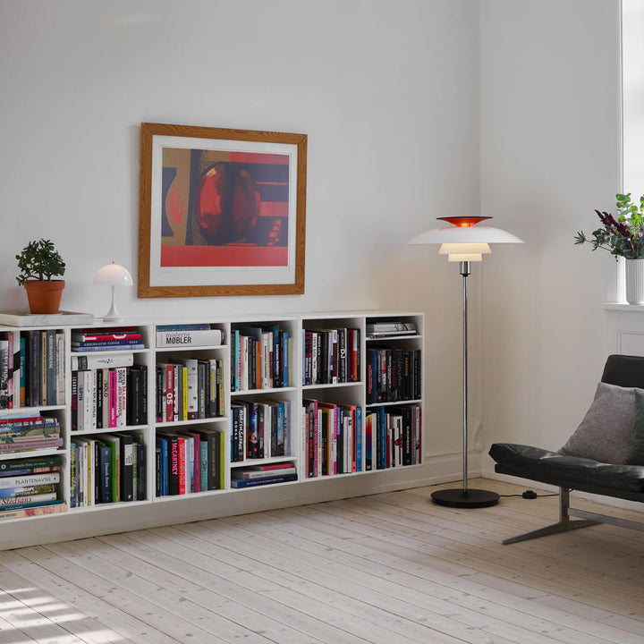 PH 80 gulvlampe designet af Poul Henningsen for Louis Poulsen i rød, hvid og krom i stue