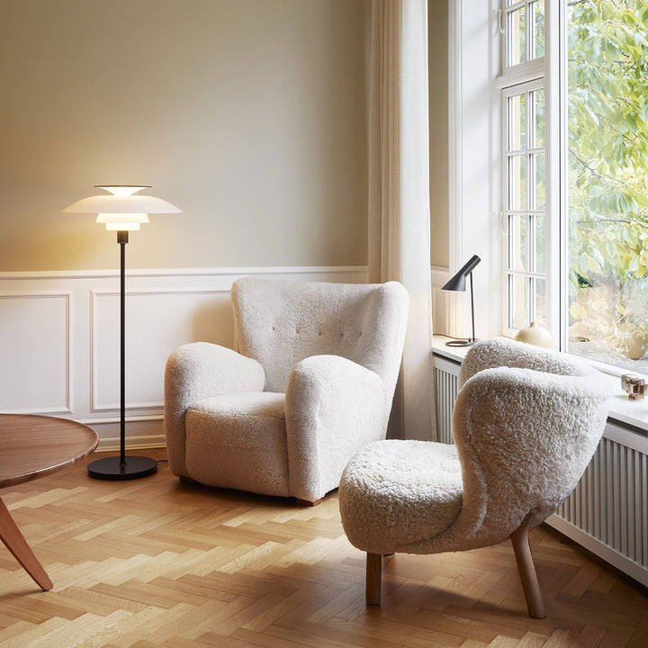 PH 80 gulvlampe designet af Poul Henningsen for Louis Poulsen i sort og hvid i stue