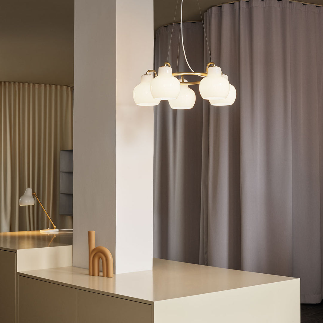 VL ringkrone 5 pendel fra Louis Poulsen designet af Vilhelm Lauritzen i køkken