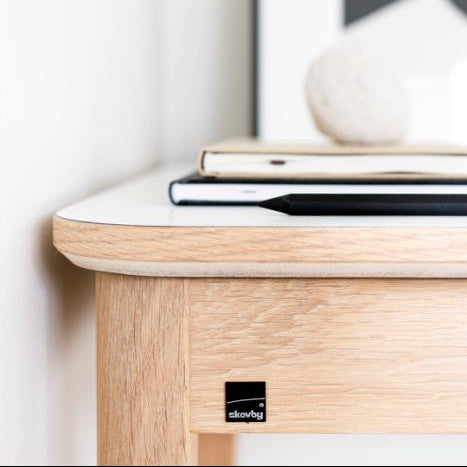 131 skrivebord fra Skovby i hvidolieret eg med hvid laminat bordplade detaljer