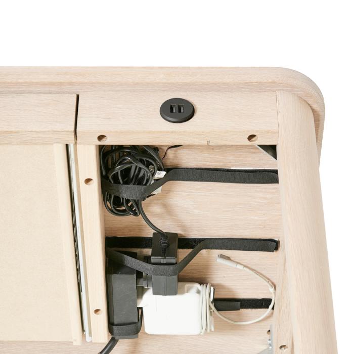 131 skrivebord fra Skovby i hvidolieret eg med usb stik og kabler