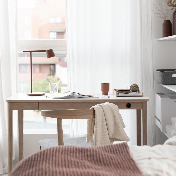 131 skrivebord fra Skovby i hvidolieret eg med hvid laminat bordplade på værelse