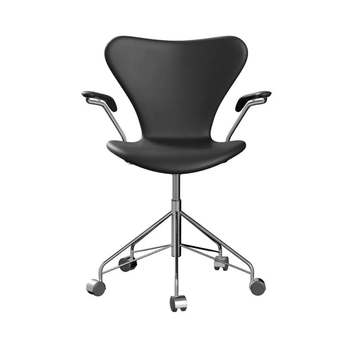 3217 kontorstol designet af Arne Jacobsen i Essential læder i farven sort