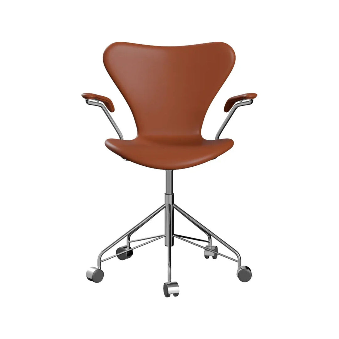 3217 kontorstol designet af Arne Jacobsen i Soft læder i farven cognac