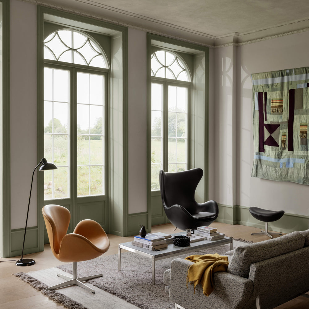 3316 Ægget loungestol designet af Arne Jacobsen for Fritz Hansen i sort essential læder i stue med Svane stolen