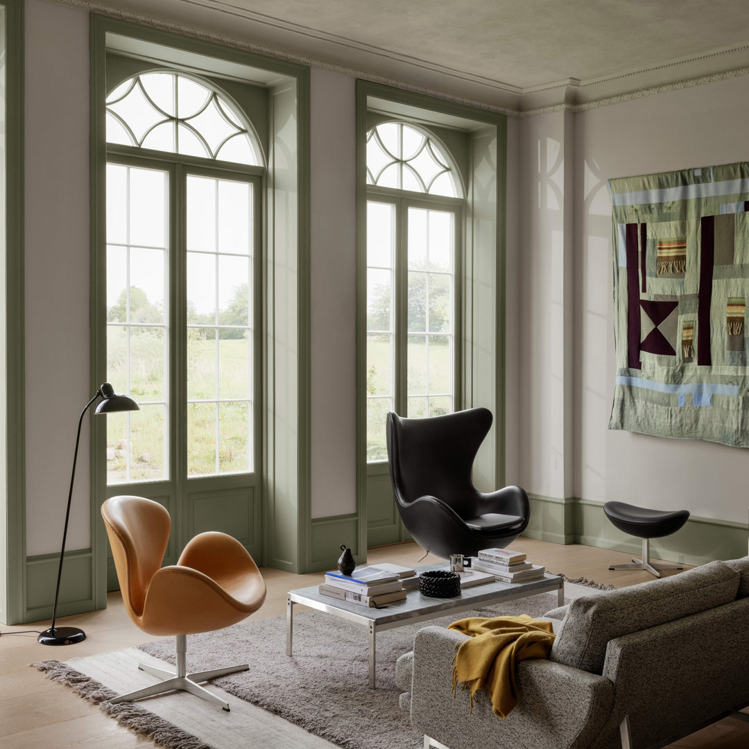 3316 Ægget loungestol designet af Arne Jacobsen for Fritz Hansen i sort essential læder i stue med Svane stolen