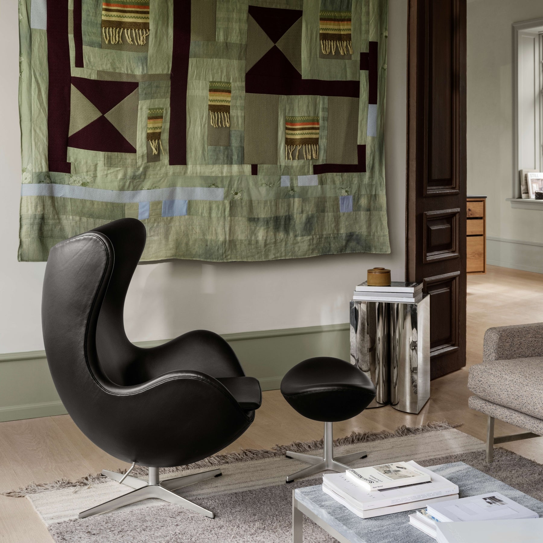 3316 Ægget loungestol designet af Arne Jacobsen for Fritz Hansen i sort essential læder i stue