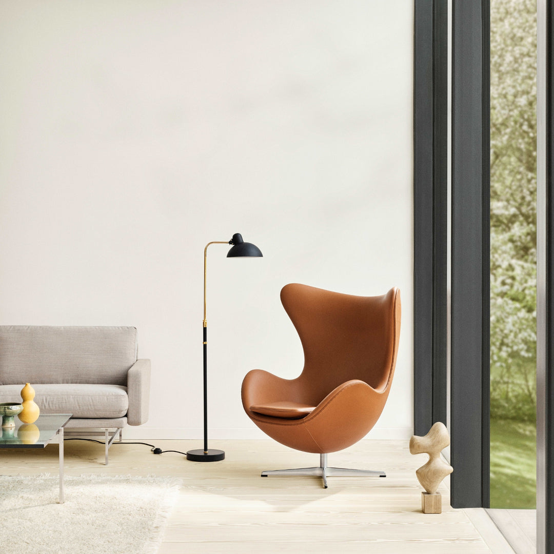 3316 Ægget loungestol designet af Arne Jacobsen for Fritz Hansen i essential læder i farven valnød i stue