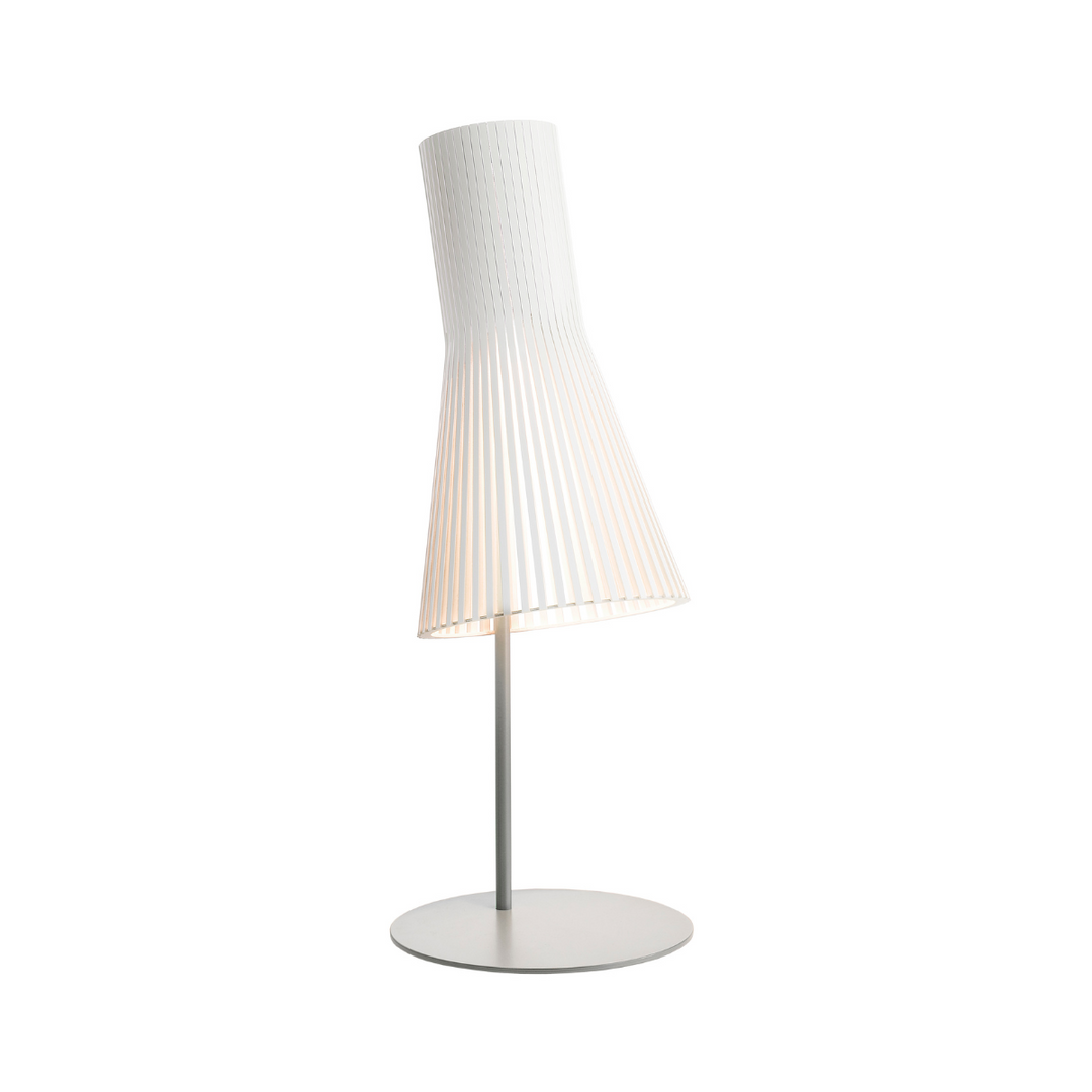 4220 bordlampe fra Secto Design i birkefinér i farven hvid
