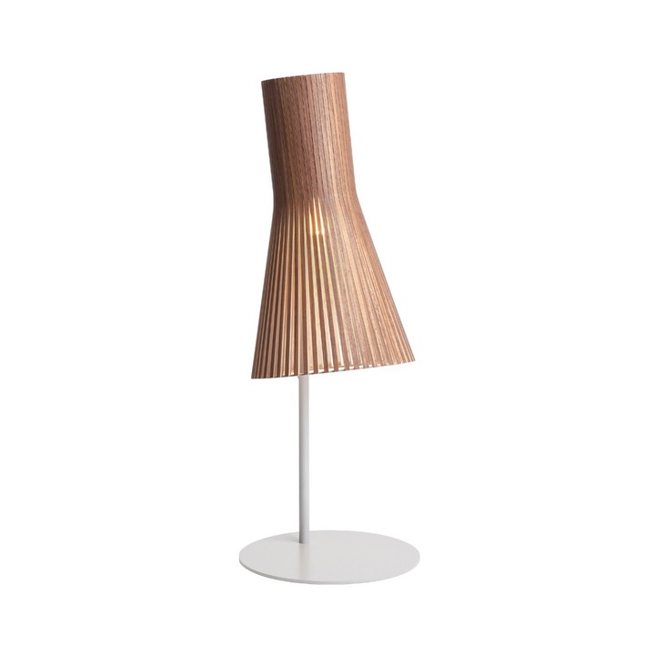 4220 bordlampe fra Secto Design i birkefinér i valnød