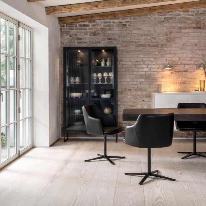 452 vitrineskab fra Skovby i køkken i sort