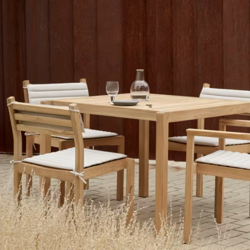 AH902 kvadratisk havebord, spisebord Fra Carl Hansen & Søn på terrasse