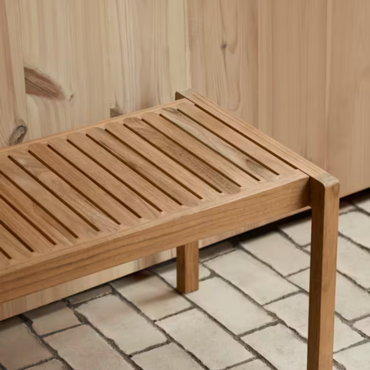 AH912 udendørsbænk, havebænk fra Carl Hansen & Søn ved terrasse closeup