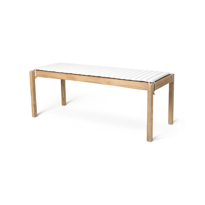 AH912 udendørsbænk, havebænk fra Carl Hansen & Søn med hynde i hvid