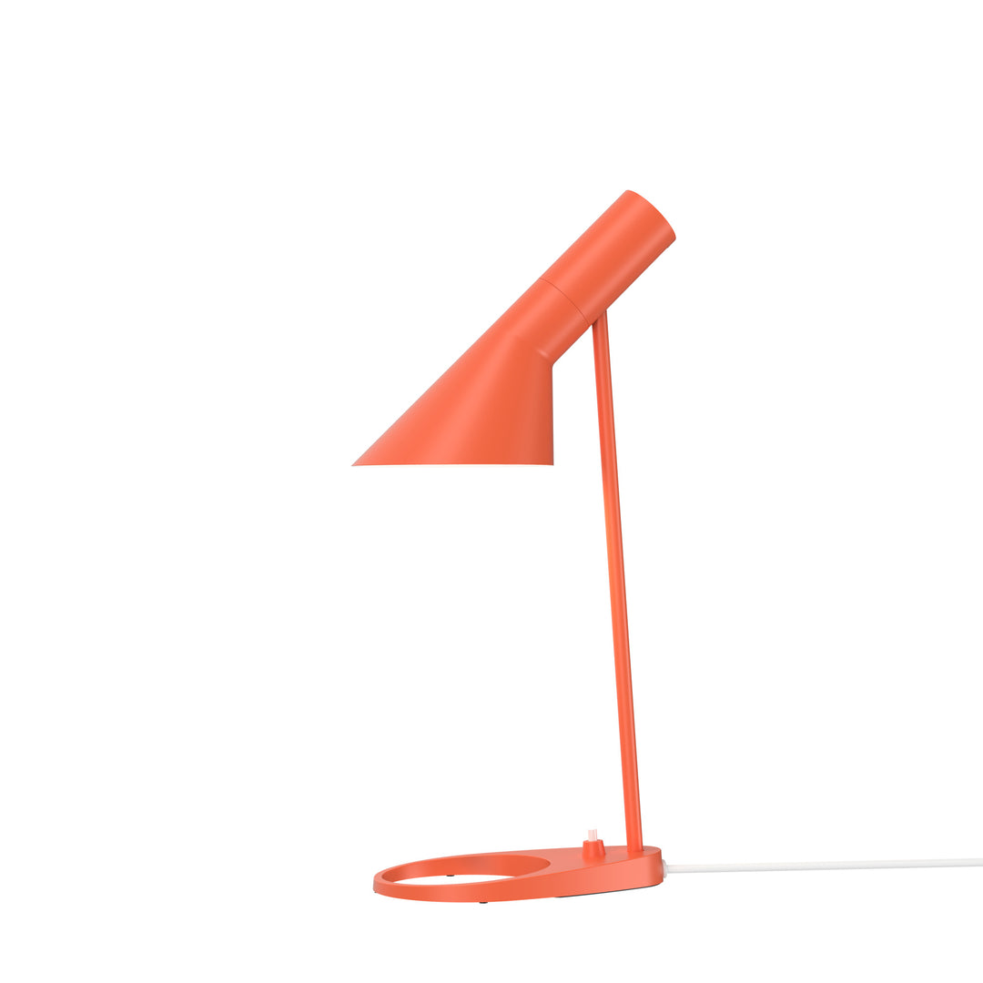 AJ mini bordlampe designet af Arne Jacobsen for Louis Poulsen i electric orange