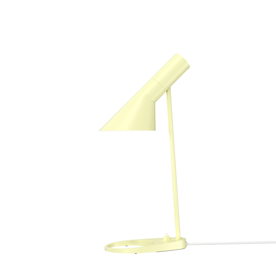 AJ mini bordlampe designet af Arne Jacobsen for Louis Poulsen i soft lemon gul