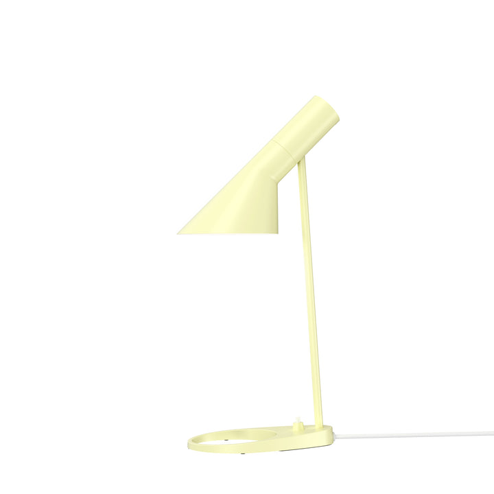 AJ mini bordlampe designet af Arne Jacobsen for Louis Poulsen i soft lemon gul
