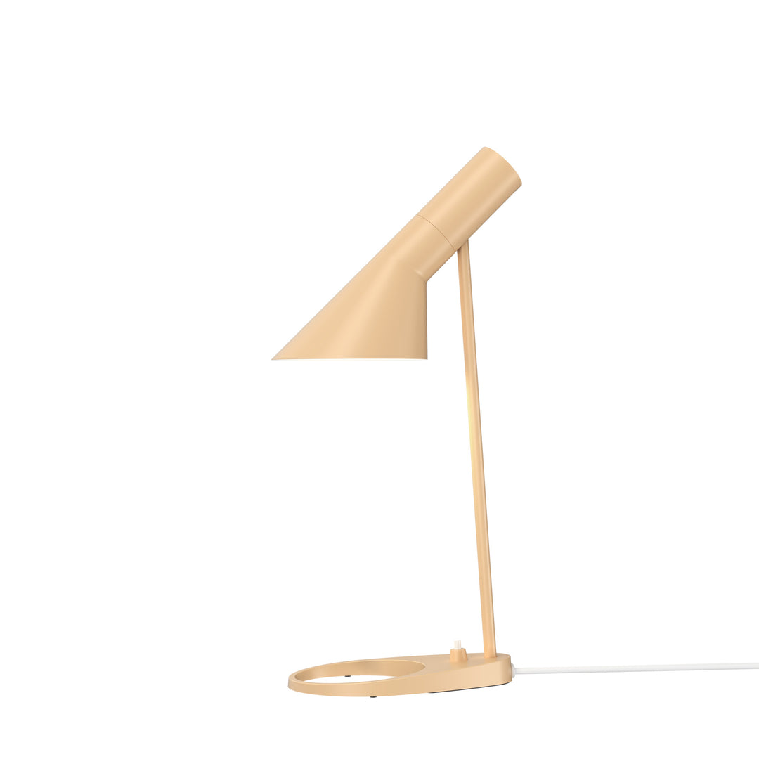 AJ mini bordlampe designet af Arne Jacobsen for Louis Poulsen i varm sand