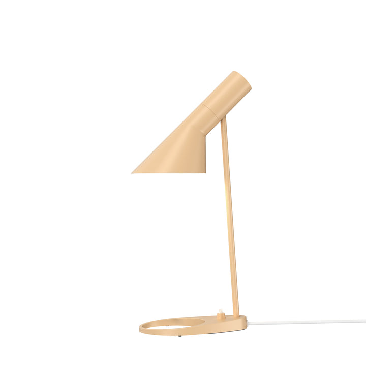 AJ mini bordlampe designet af Arne Jacobsen for Louis Poulsen i varm sand