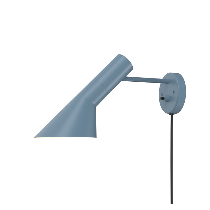 AJ væglampe designet af Arne Jacobsen fra Louis Poulsen i blå
