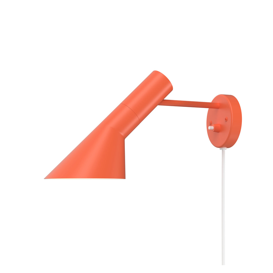 AJ væglampe designet af Arne Jacobsen fra Louis Poulsen i orange
