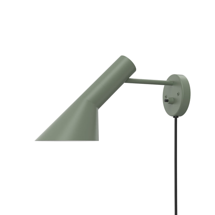 AJ væglampe designet af Arne Jacobsen fra Louis Poulsen i grøn
