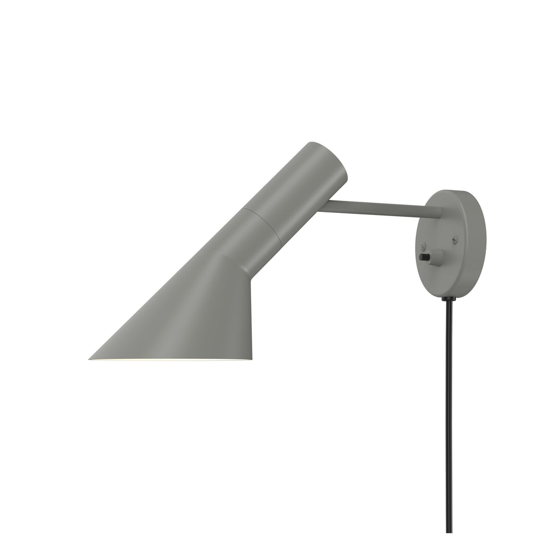 AJ væglampe designet af Arne Jacobsen fra Louis Poulsen i grå