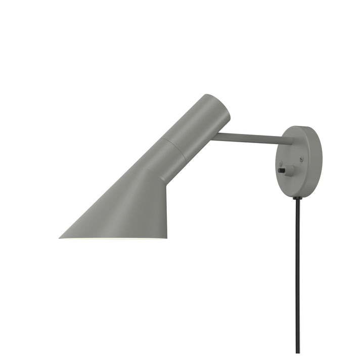 AJ væglampe designet af Arne Jacobsen fra Louis Poulsen i grå