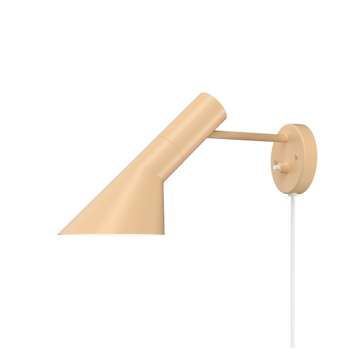 AJ væglampe designet af Arne Jacobsen fra Louis Poulsen i sand